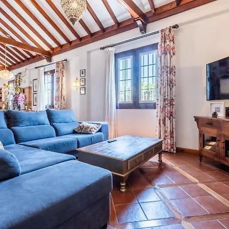 La Rueda Heated Private Pool, Billiard & Bbq